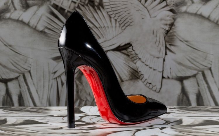 Une merveilleuse chaussure laquée noire à talon louboutin