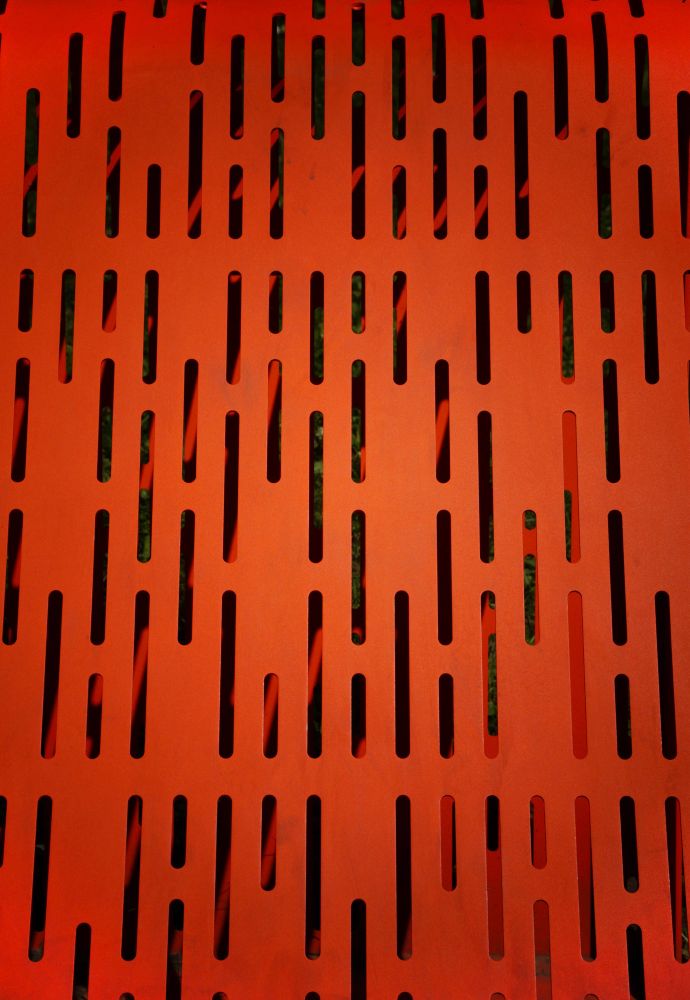 Orangefarbene Sitzfläche einer Bank