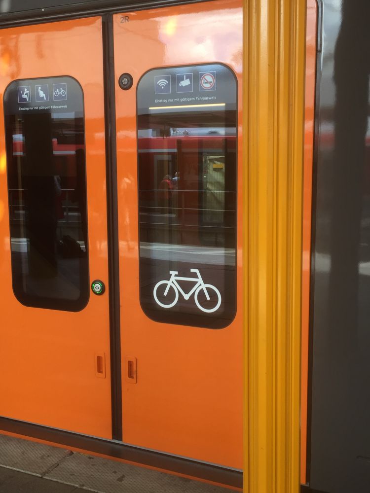 Orangefarbene Tür eines Regionalzuges