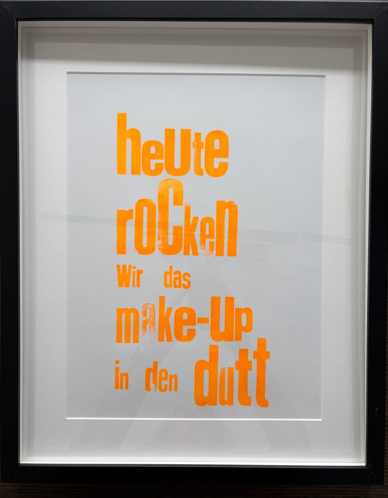 Poster mit orangefarbenem Druck “Heute rocken wir das Make-Up in den Dutt”