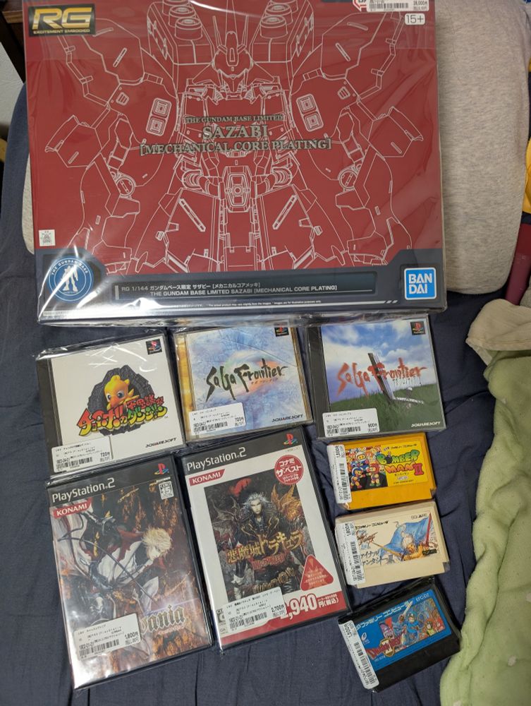 上半分
非ゲーム RG 1/144 ガンダムベース限定 サザビー [メカニカルコアメッキ]
下半分左側
PS チョコボの不思議なダンジョン
PS2 キャッスルヴァニア(Castlevania Lament of Innocence)
下半分真ん中
PS サガフロンティア
PS2 悪魔城ドラキュラ 闇の呪印
下半分右側
PS サガフロンティア2
FC ボンバーマン2
FC ファイナルファンタジー3
FC ドラゴンクエスト2