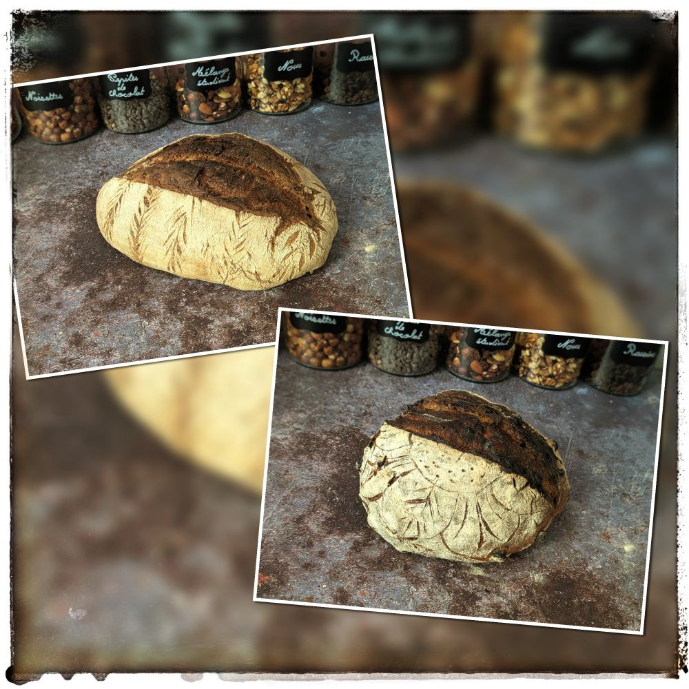 Montage photo de pains au levain pris individuellement. Le pain nature est décoré de grignes en forme d'épis de blé. Le pain aux raisins et noix de pécan a des grignes aux motifs floraux.