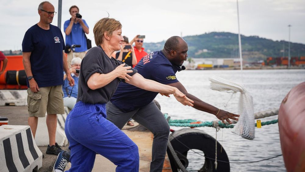 Sandra Hüller tauft Rettungsschiff für Geflüchtete im Mittelmeer