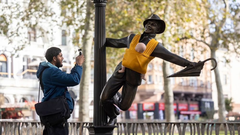 London: Aktivisten befestigen Babytragen an Statuen, um sich für bessere Elternurlaubsmöglichkeiten einzusetzen