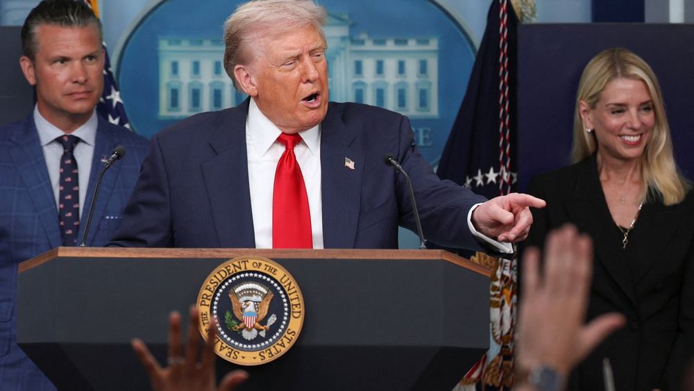 »Es wird irgendeinen Gebietstausch geben«: Im Vorfeld des geplanten Treffens mit Putin läuft sich der US-Präsident schon mal warm. Er kritisiert den ukrainischen Präsidenten und stellt gleichzeitig ein Dreiertreffen in Aussicht.