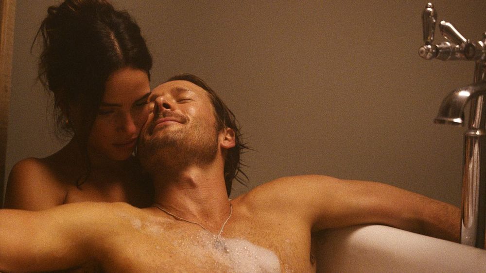 »A Killer Romance« mit Glen Powell: Die Abgründe der Normalos