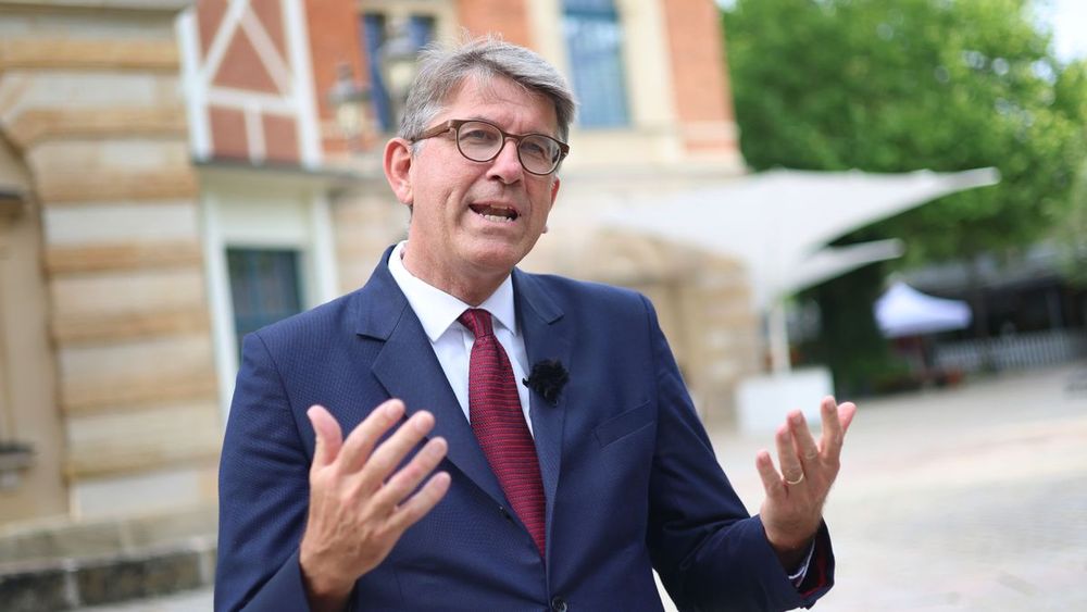 In dienstlichen Schreiben des Bundeskanzleramtes sind gendergerechte Formulierungen ab sofort untersagt, das hat Kulturstaatsminister Wolfram Weimer mitgeteilt. Gendern beschädige die Schönheit der deutschen Sprache.