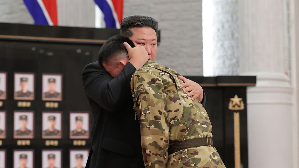 Abschied von Gefallenen, Umarmungen, Tränen: Im Staatsfernsehen inszeniert sich Kim Jong Un als sorgender Anführer. Dabei schickt der Diktator Tausende Soldaten für Moskau in den Krieg. Und wohl Hunderte in den Tod.