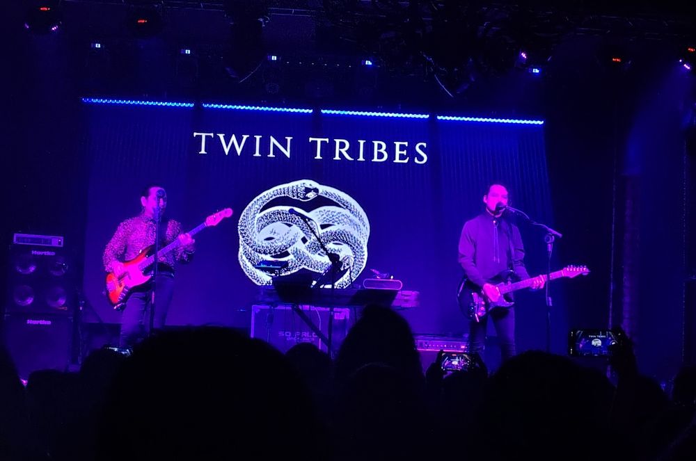 foto de um show da banda Twin tribes