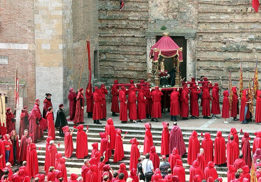 New moon set picture in Italy of a crowd of people robed in red  