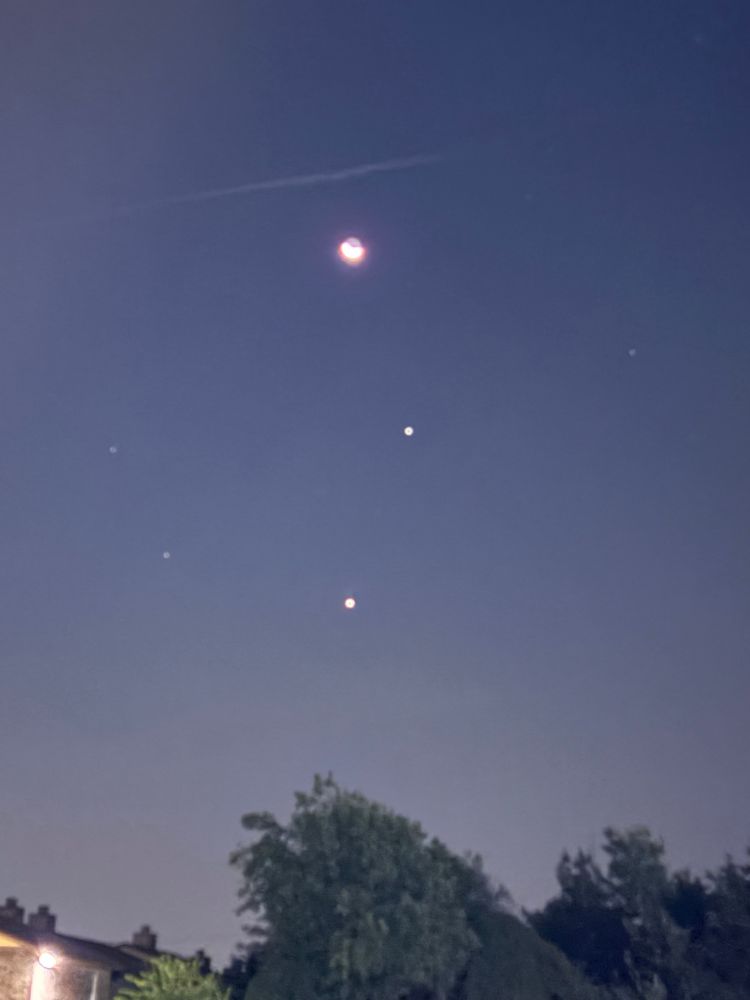 from top to bottom here is the moon, Jupiter, and Venus in the center with the orher lights on the sides only being camera blemishes. 