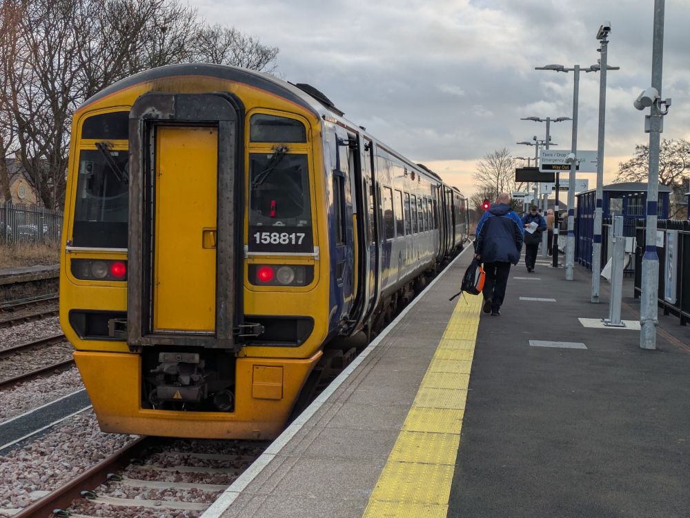 A class 158 train at Ashington station 