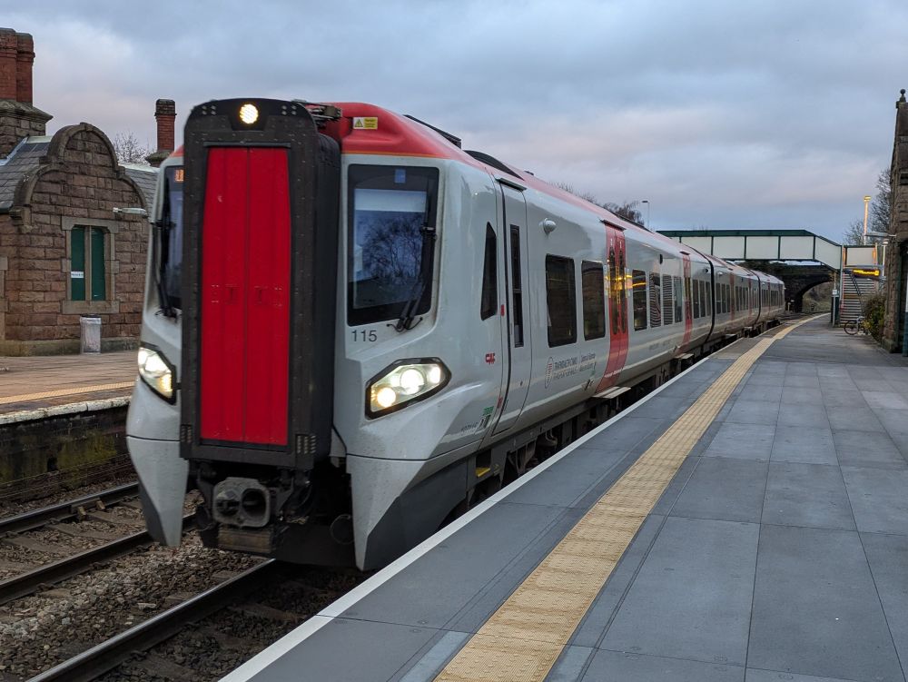 A class 197 train at Helsby 