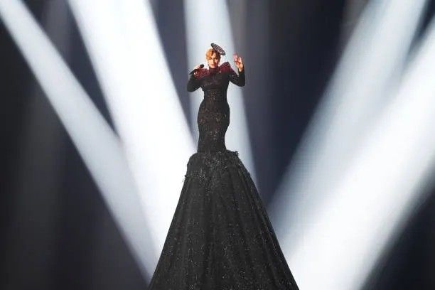 Fotograma de la actuación de La Zarra en Eurovisión.