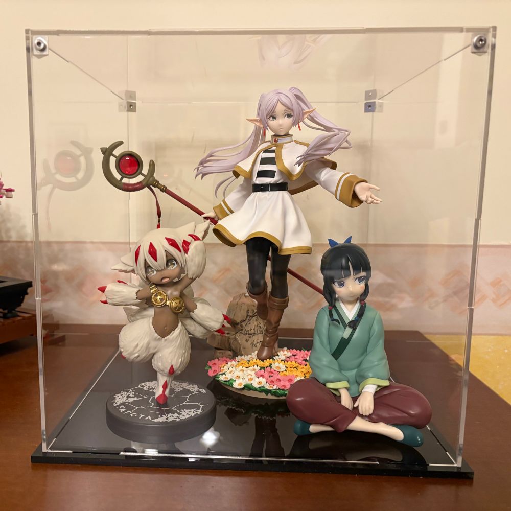 Figures of Frieren, Maomao and Faputa in an acrylic case