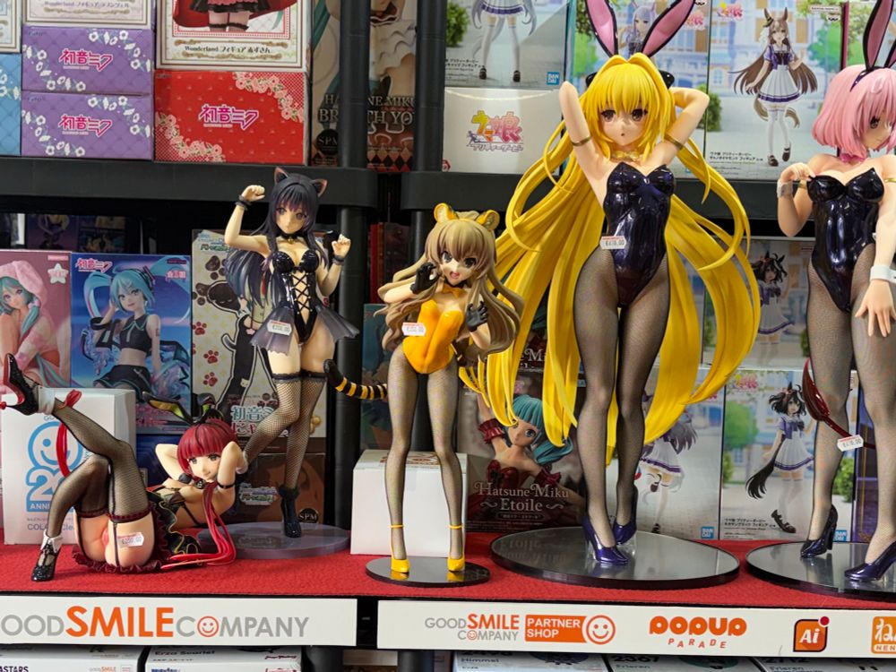 various statues with Taiga Aisaka in the center of the frame