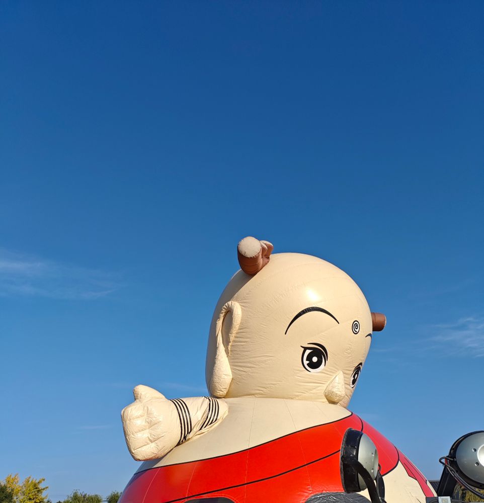 底抜けの青空と巨大なせんとくんのエア遊具。少し空気が抜けているのかせんとくんの顔が身体に沈み込んでいる