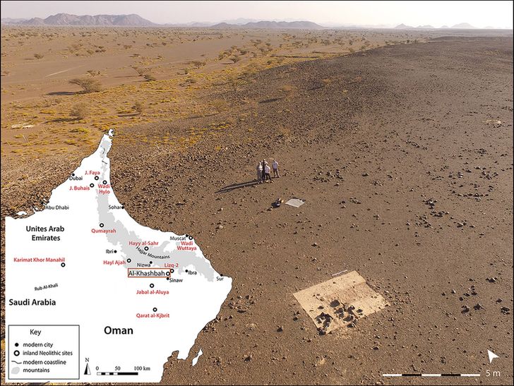 Aerial photograph of a flat desert with an archaeological site. Insert: map of Oman highlighting the location of Al-Khashbah in relation to other contemporary sites. 