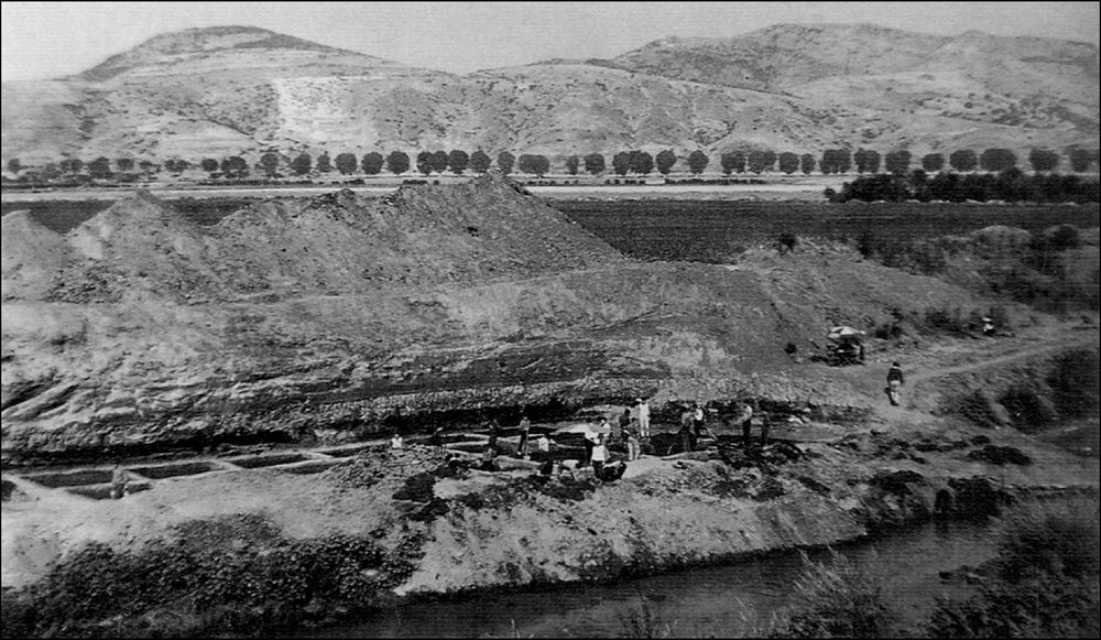 Black-and-white photograph of box grid excavations at the bottom of a drained lake. A series of square trenches are separated by a grid of preserved vertical trenches known as baulks.