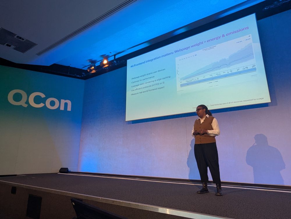 Ludi Akue speaking about webpage optimization in the context of Green IT at QCon London 2025