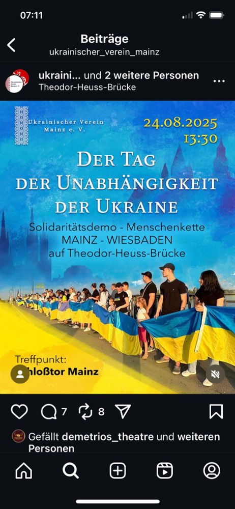 Bild mit Menschenkette, die die ukrainische Flagge halten im Hintergrund Mainzer Dom und Marktplatzkirche Wiesbaden
