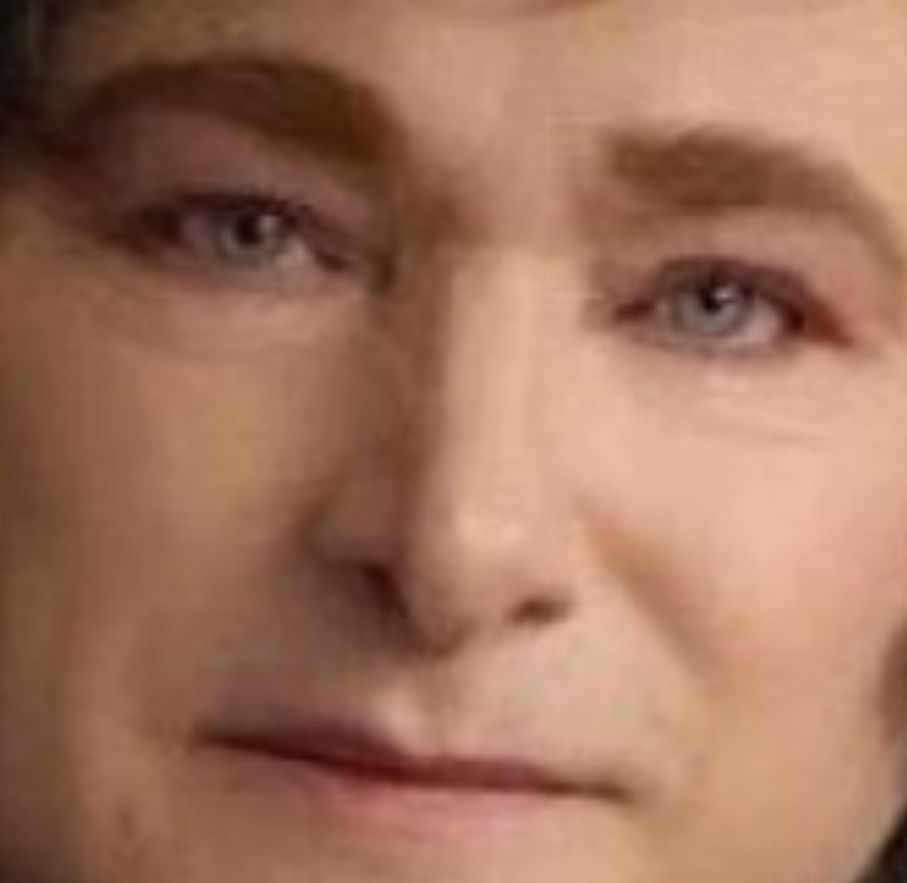 Imagen del rostro de un maniquí de plástico con mirada inexpresiva.
