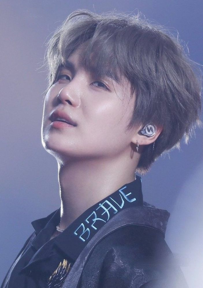 Yoongi suado e olhando para o lado, enquanto está com uma roupa com o escrito "Brave", cabelo cinza e usando brincos de argola prateados.

Yoongi sweaty and looking to the side, while wearing an outfit with the words "Brave" written on it, gray hair and wearing silver ring earrings.