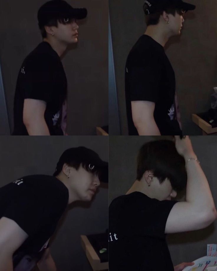 Quatro fotos do yoongi vestindo uma camiseta preta de manga curta e um boné preto com argola.

Four photos of Yoongi wearing a black short sleeve t-shirt and a black cap with a hoop.