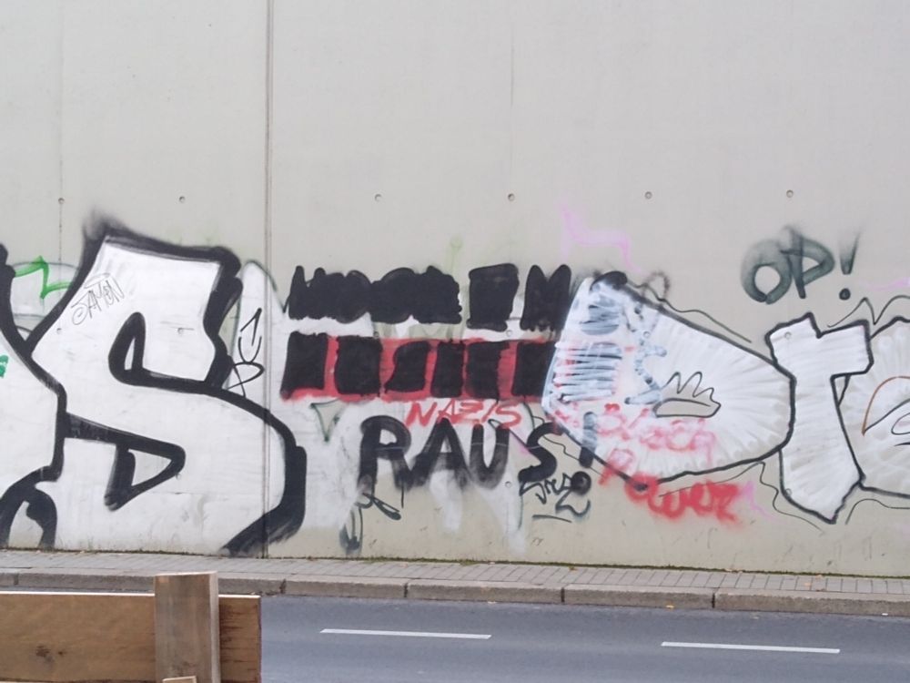 More "nazis raus" tagging to block out hate
