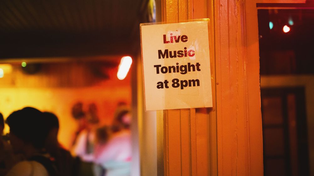 A sign at Sunny's Bar: Live Music Tonight at 8pm. 
