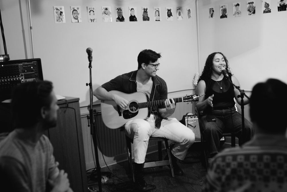 Keren Abreu sings, accompanied by Jeb Roberts. 