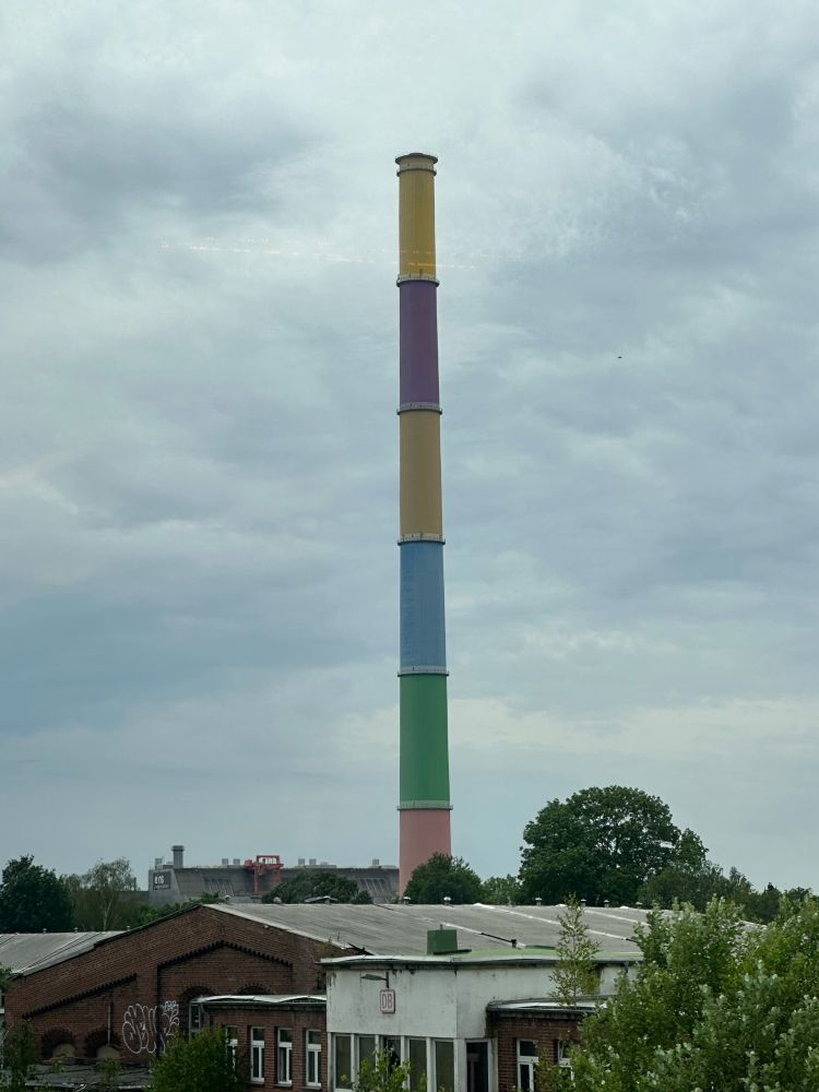 Zu sehen ein ein Bunter Turm, ein Wahrzeichen Chemnitz. In den Farben (von unten nach oben) pink-grasgrün-himmelblau-gelb-lila-gelb