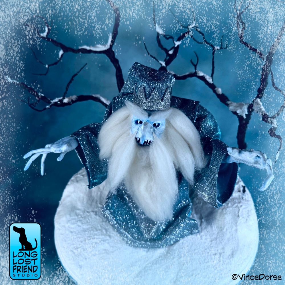 Another angle of the Winter Warlock standing on his snowy diorama base.