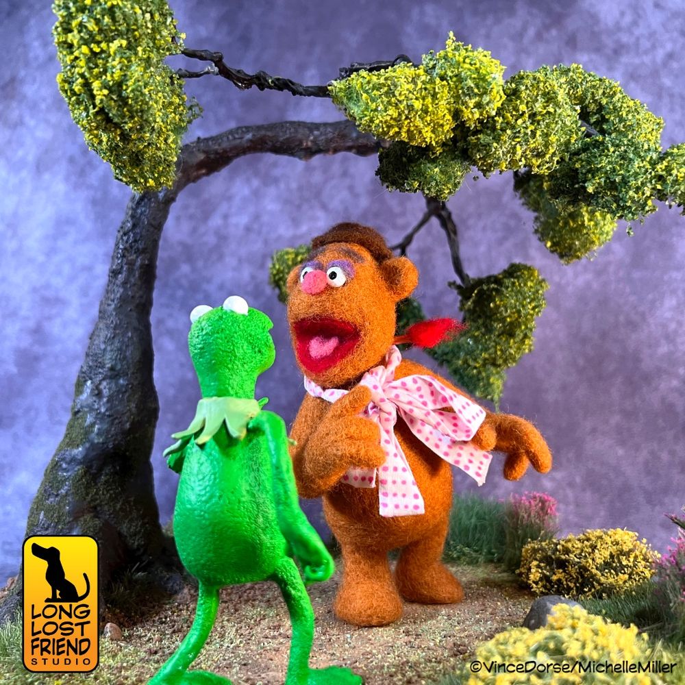 Needle felted Kermit the Frog  and Fozzie Bear Muppets diorama, inspired by Episode 3 of The Muppets, "Bear Left Then Write."
Fozzie felt by @runredrun.bsky.social
Kermit sculpt by @vincedorse.bsky.social
