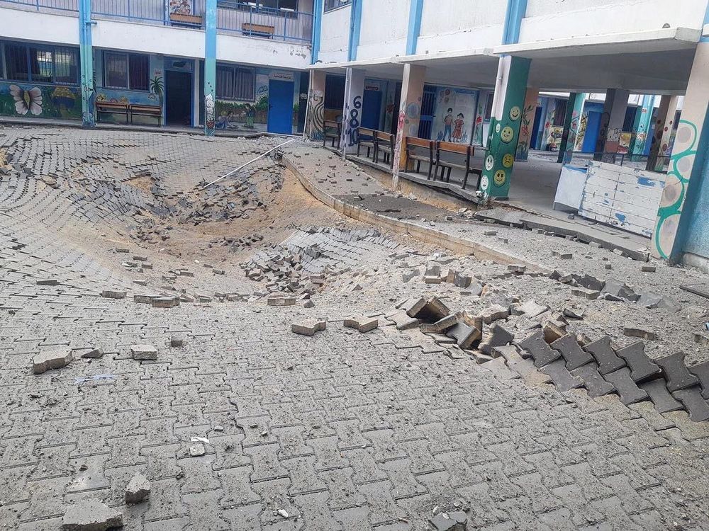 Eines der Fotos aus dem Tweet, der ein abgesackten Boden in einem Schulhof zeigt.