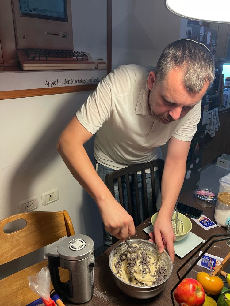 Ich rühre Schokochips in einen Plätzchenteig ein