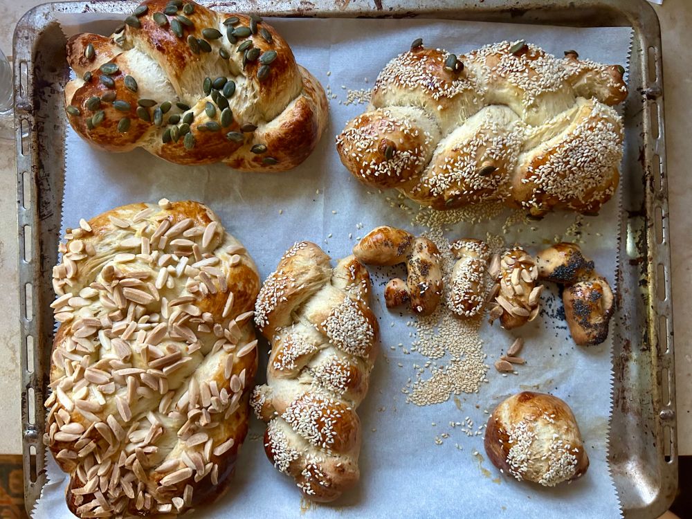 Mehrere Challot auf Backblech 