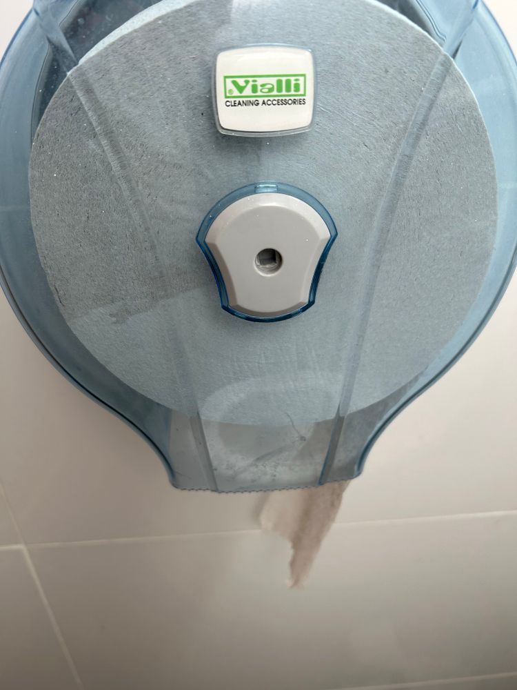 Ein Klopapierspender in einer öffentlichen Toilette 