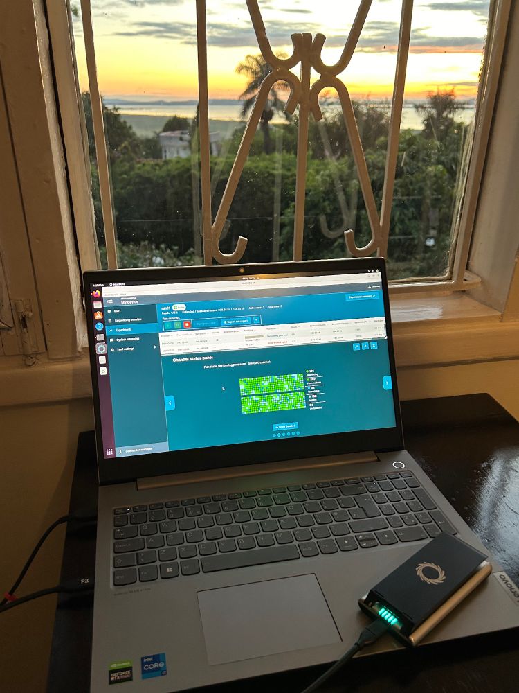 Laptop running MinKnow with MK1D