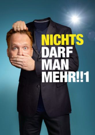 Tourplakat von Florian Hacke „Nichts darf man mehr!!1“, Stand Up und Satire. Ich halte mit meiner rechten Hand meinen geköpften Kopf und mit der linken halte ich mir selber sen Mund zu (weil man ja NICHTS MEHR SAGEN DARF!!!!!111)