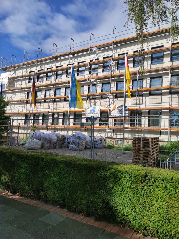 Haus der Region Hannover mit ukrainischer Flagge.