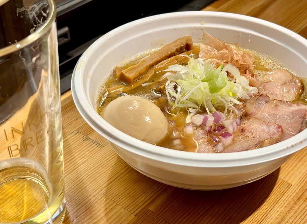 Inkhorn Brewing
Flocking2025 #3 / Itailan Pilsner の飲みかけ

を画面端に写した状態でのラーメンメインの写真
トッピング全部盛りのラーメンめちゃくちゃうまい
