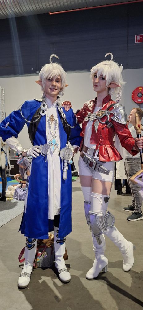 Two cosplayers cosplayinf as Alphinaud and Alisaie from final fantasy XIV