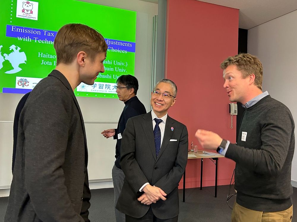 This picture shows Consul General Shinsuke Toda from the Japanese Consulate General Hamburg in Hamburg in a lively discussion with Prof. Dr. Julian Hinz of the Kiel Institute and Prof. Dr. Joschka Wanner.