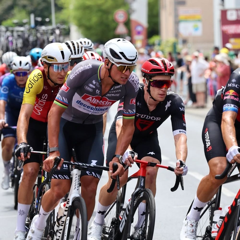 Plusieurs cyclistes devant la montée de la côté de la Baraque, vu en plein effort et virage, plusieus sponsors.