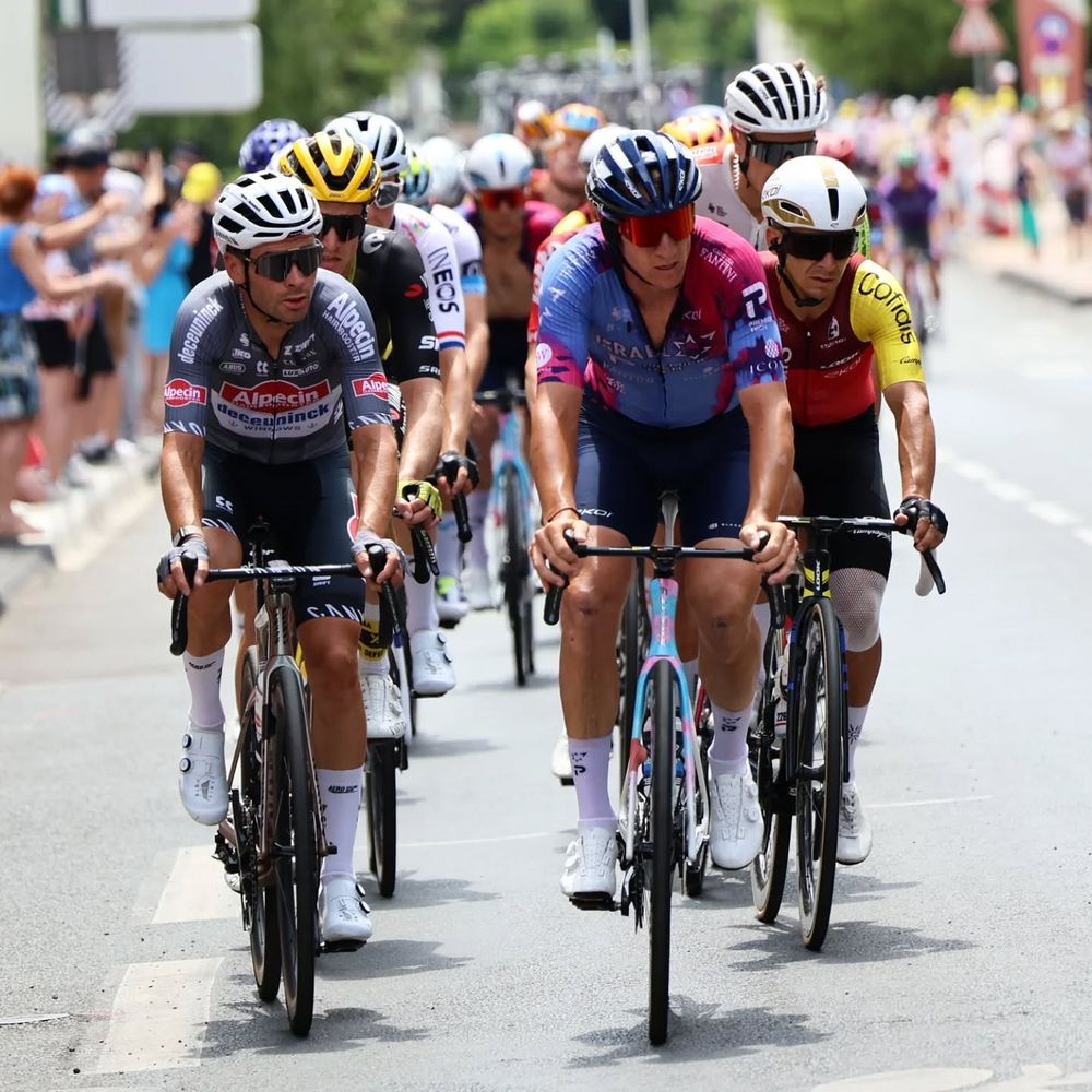 Plusieurs cyclistes du Tour de France, vu de Face, ombre marquée.
Equipes : Cofidis, Alpecin,...