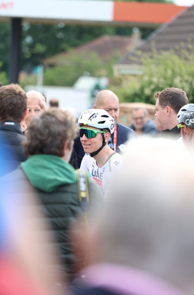 Tadej Pogacar au milieu des officiels à Domérat avant le grand départ du Critérium du Dauphiné 