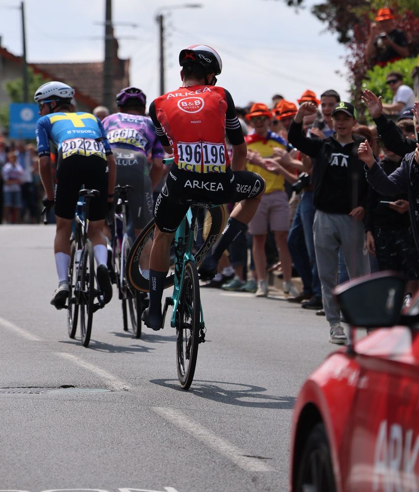 Pierre Thierry amuse le public lors de la montée de la côte de Buffon à Montluçon après avoir été en tête de course une partie de la journée 