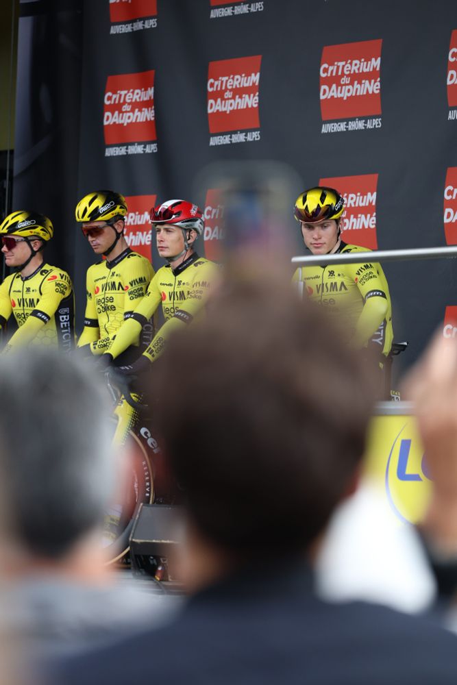 Jonas Vingegaard et le reste de l'équipe Visma Lease a Bike à Domérat lors de grand départ du Critérium du Dauphiné