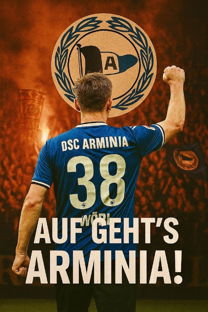 Das Bild zeigt einen Fußballspieler von hinten, der das Trikot des Vereins DSC Arminia Bielefeld mit der Rückennummer 38 trägt. Er hebt die rechte Faust siegessicher in die Luft. Im Hintergrund ist das Vereinswappen prominent dargestellt sowie eine feurige, stimmungsvolle Kulisse mit Fans. Unten im Bild steht der motivierende Schriftzug: „AUF GEHT’S ARMINIA!“ – ein typischer Anfeuerungsruf für den Verein.